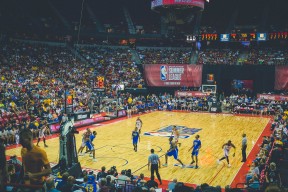 开云体育官网-欧文降维打击，当NBA巨星在CBA赛场开启教学局