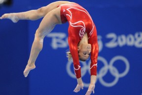 开云体育-黄喜灿的生涯之夜，当里昂的灯光照亮摩洛哥的坚韧