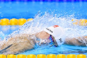 开云下载-李刚仁成为全场焦点，塞维利亚碾压那不勒斯，当东方魔法照亮欧联杯之夜