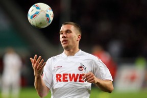 开云体育-克莱末节19分接管比赛，猛龙队血拼上海队背后的篮球全球化真相