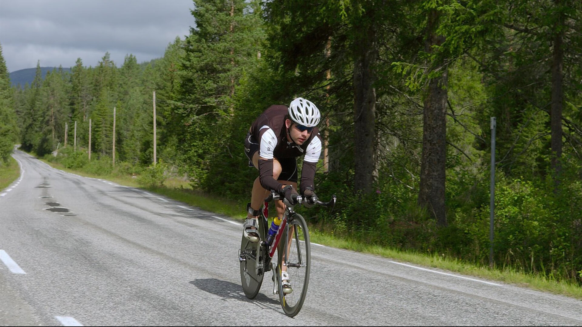 哈兰德用实力证明自己，曼联硬仗取胜卡塔尔，资本时代足球的双重变奏