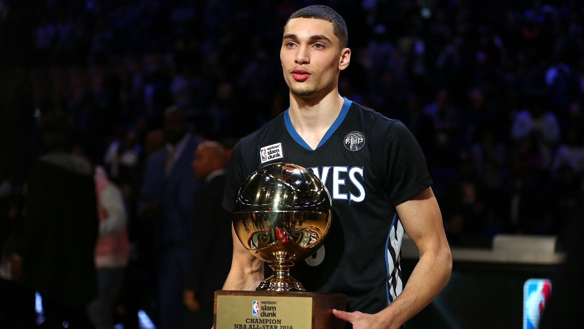 F1新赛季揭幕战之夜,特奥关键回合不手软